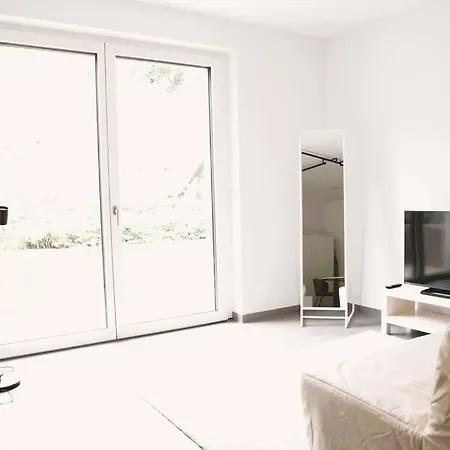 Lovely Close To Apartment *